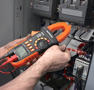 Utilisation pince amperemetrique pour mesure de courant ou tension, sur appareils électriques, sans débrancher fil de courant, automatique top4