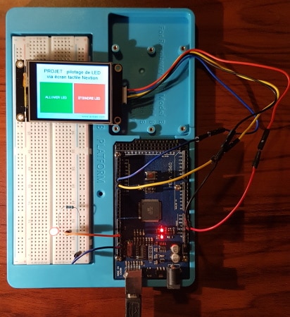 Platine d'expérimentation Arduino écran LCD couleur tactile et LED pilotée allumage extinction par programme code IDE axiseo